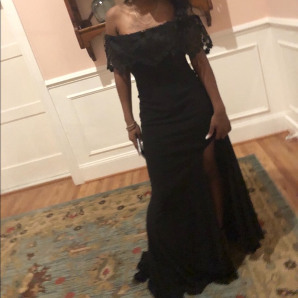 black gown - Picture 2 of 3
